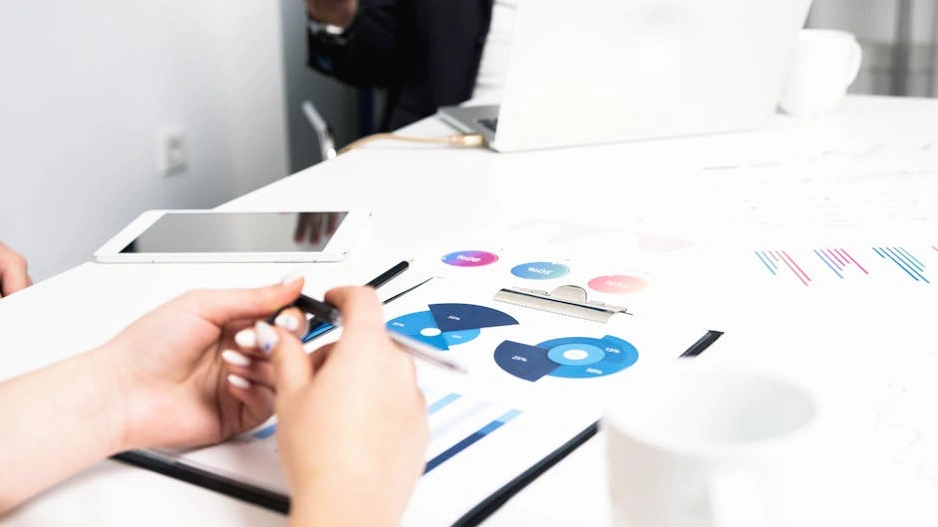 Dizüstü bilgisayarda finansal analiz panosunu inceleyen bir kişi